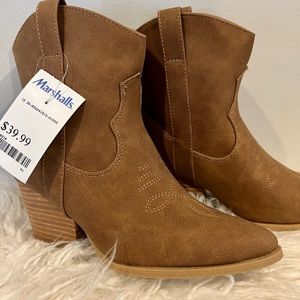 NWT! My daughter just didn’t want them. Smoke free/pet free home :)